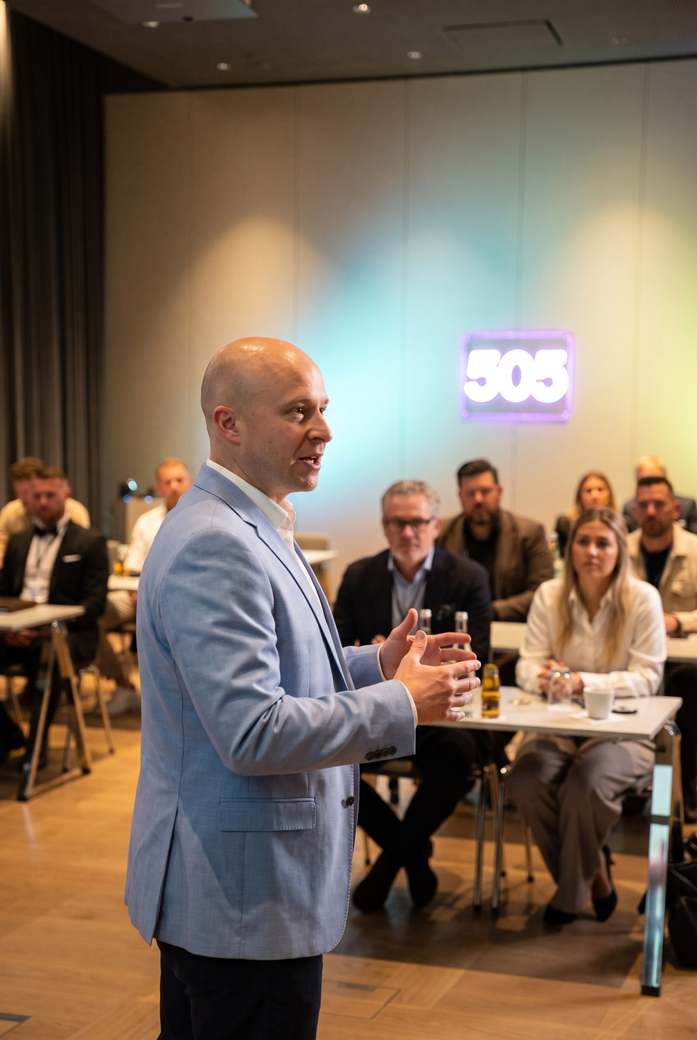 David Mikola spricht beim 505 Kickoff vor Unternehmern