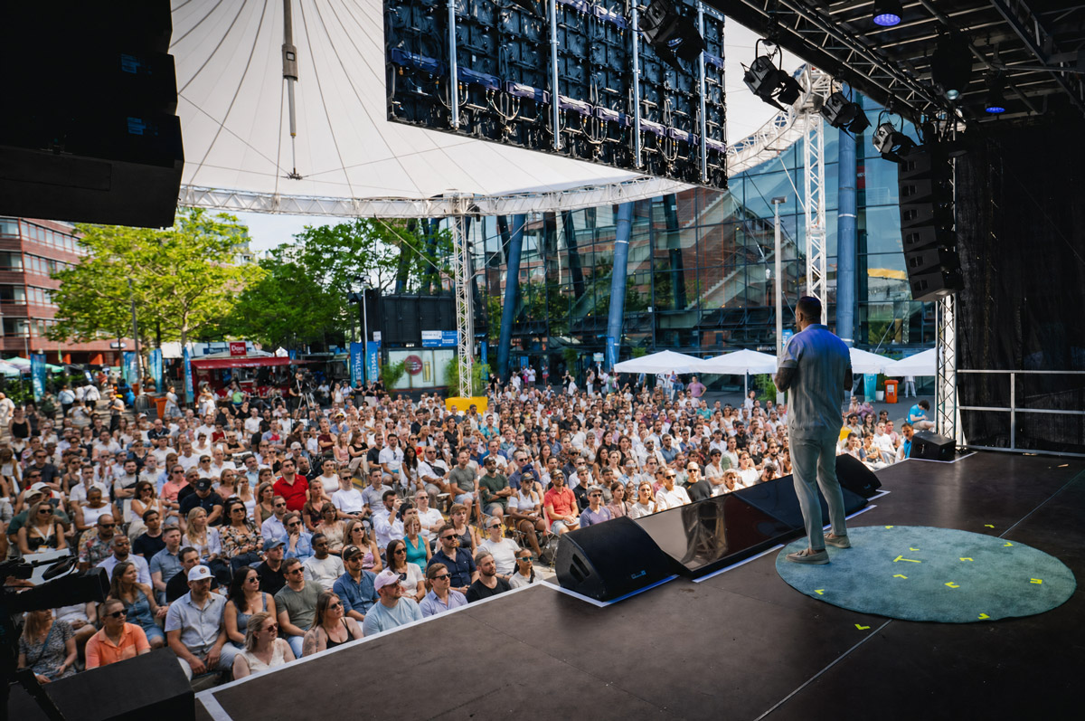 Tom Miller vor dem Publikum der Greator-Bühne